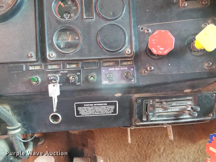 image for item DC5248 1992 International 9400 semi truck