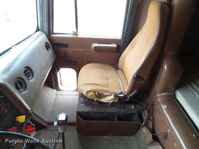 image for item DC5248 1992 International 9400 semi truck