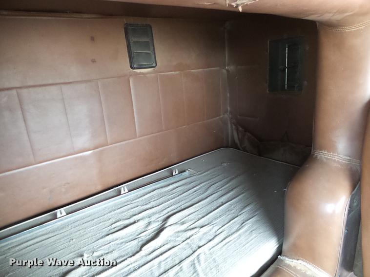 image for item DC5248 1992 International 9400 semi truck