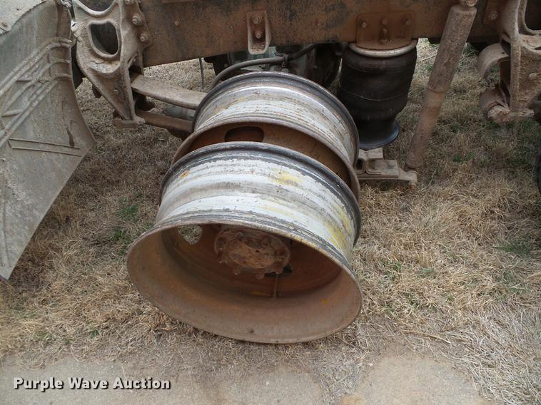 image for item DC5248 1992 International 9400 semi truck