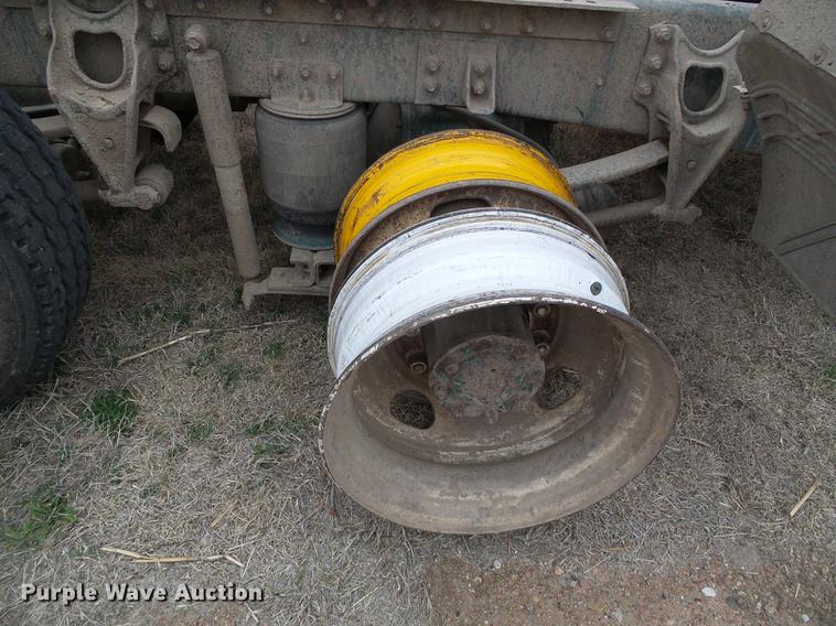 image for item DC5248 1992 International 9400 semi truck