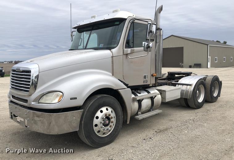 image for item DC8711 2004 Freightliner Columbia semi truck