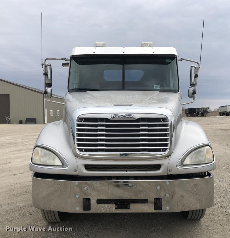 image for item DC8711 2004 Freightliner Columbia semi truck