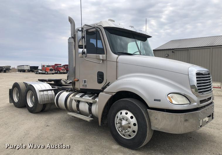 image for item DC8711 2004 Freightliner Columbia semi truck