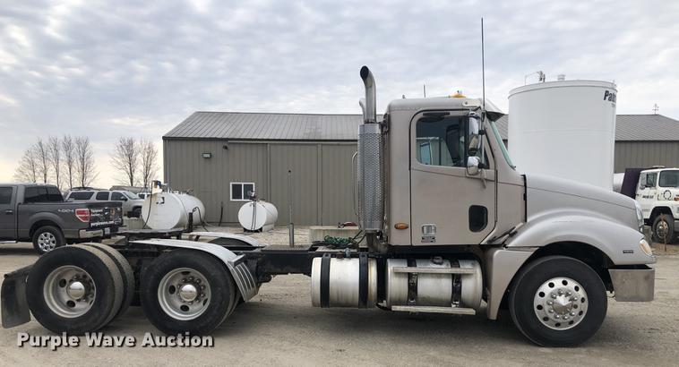 image for item DC8711 2004 Freightliner Columbia semi truck