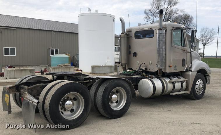 image for item DC8711 2004 Freightliner Columbia semi truck