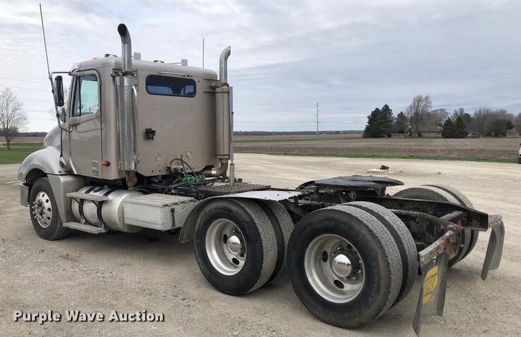 image for item DC8711 2004 Freightliner Columbia semi truck