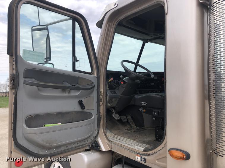 image for item DC8711 2004 Freightliner Columbia semi truck