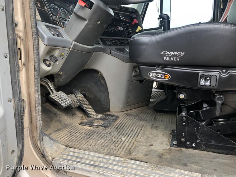 image for item DC8711 2004 Freightliner Columbia semi truck