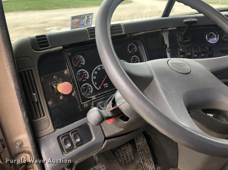 image for item DC8711 2004 Freightliner Columbia semi truck