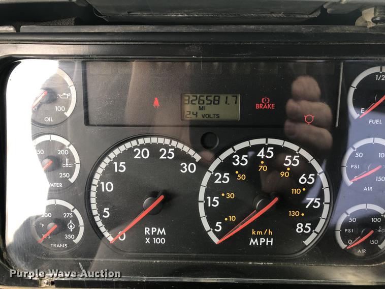 image for item DC8711 2004 Freightliner Columbia semi truck