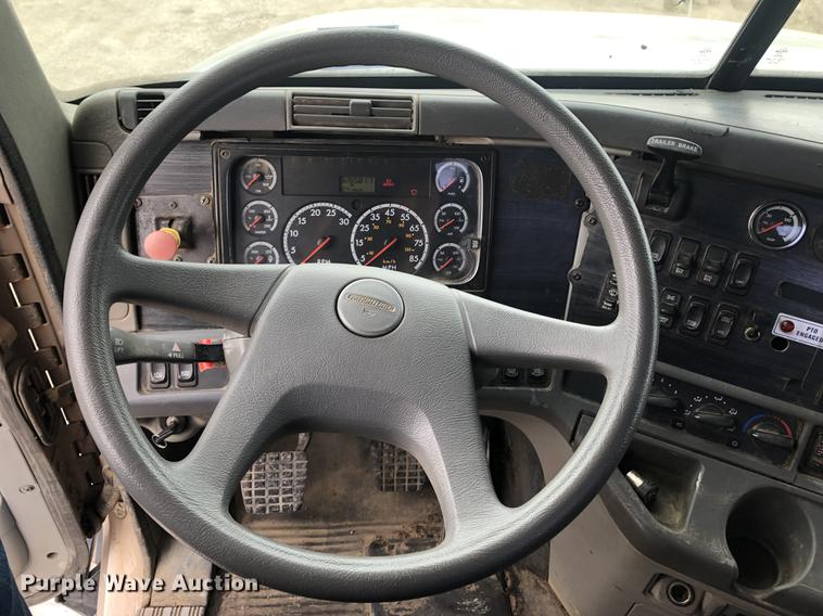 image for item DC8711 2004 Freightliner Columbia semi truck