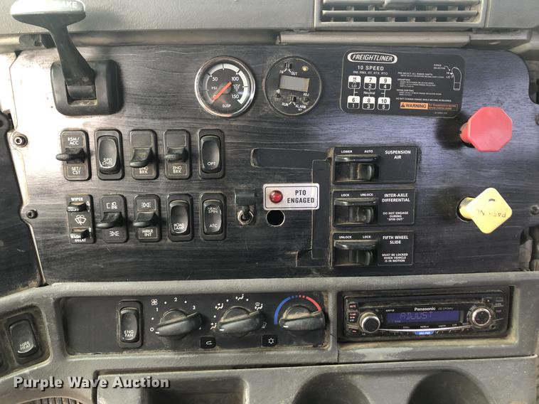 image for item DC8711 2004 Freightliner Columbia semi truck