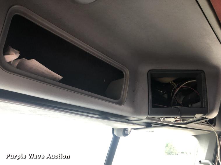 image for item DC8711 2004 Freightliner Columbia semi truck