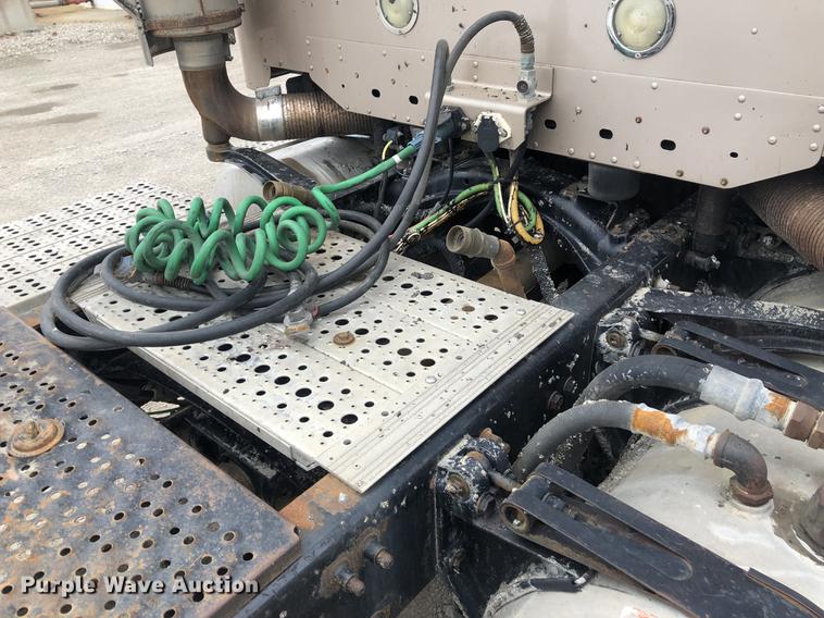 image for item DC8711 2004 Freightliner Columbia semi truck