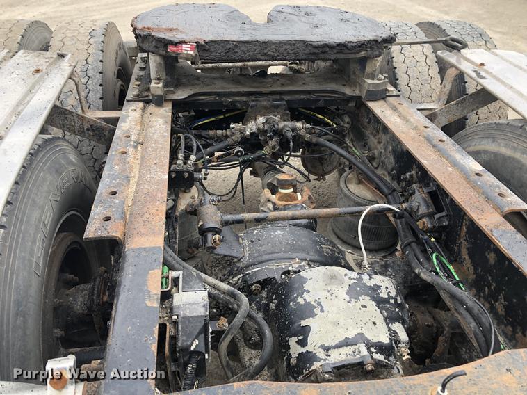 image for item DC8711 2004 Freightliner Columbia semi truck