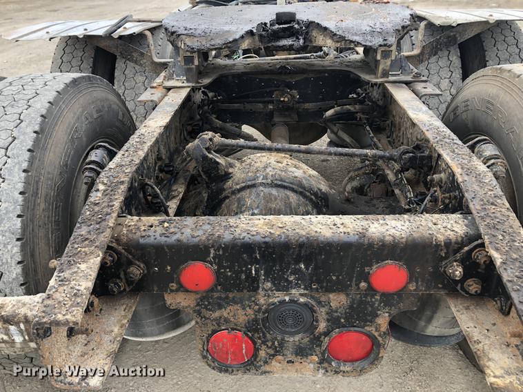 image for item DC8711 2004 Freightliner Columbia semi truck