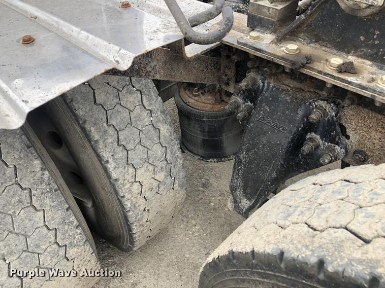 image for item DC8711 2004 Freightliner Columbia semi truck