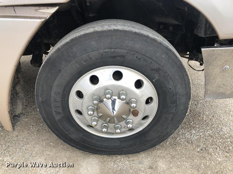 image for item DC8711 2004 Freightliner Columbia semi truck