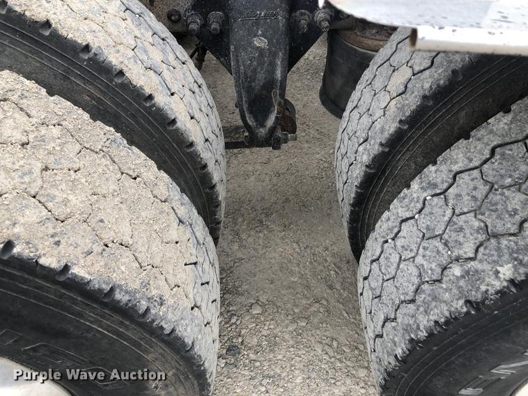 image for item DC8711 2004 Freightliner Columbia semi truck