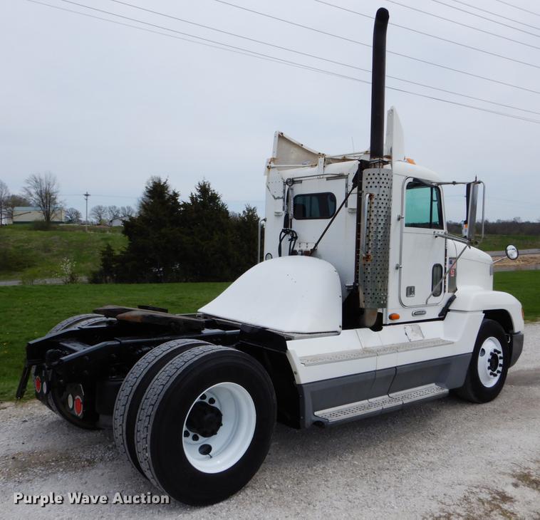 image for item DE8286 1999 Freightliner FLD semi truck