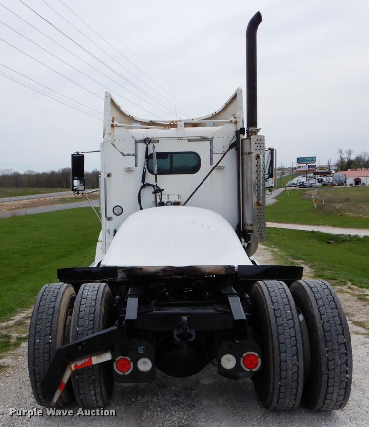 image for item DE8286 1999 Freightliner FLD semi truck