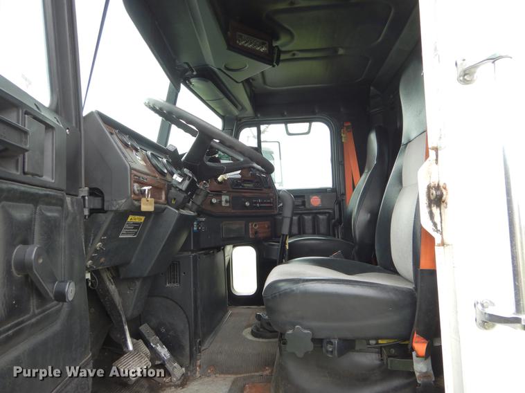 image for item DE8286 1999 Freightliner FLD semi truck