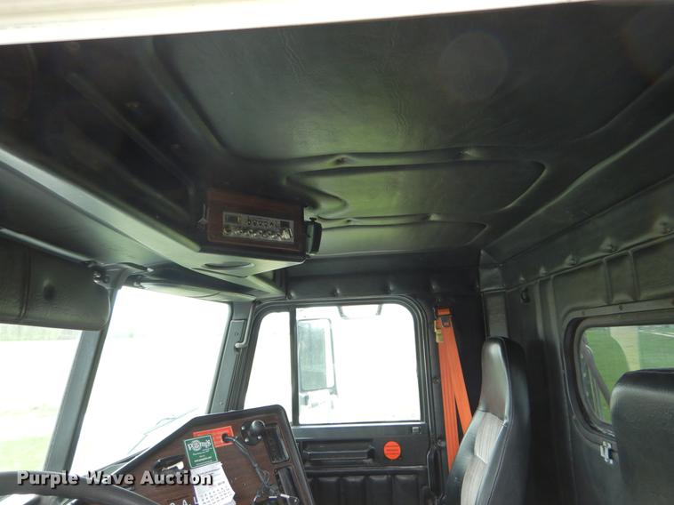 image for item DE8286 1999 Freightliner FLD semi truck