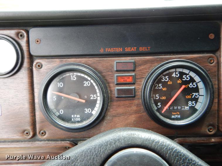 image for item DE8286 1999 Freightliner FLD semi truck