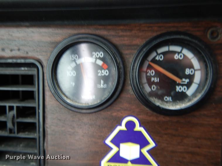 image for item DE8286 1999 Freightliner FLD semi truck