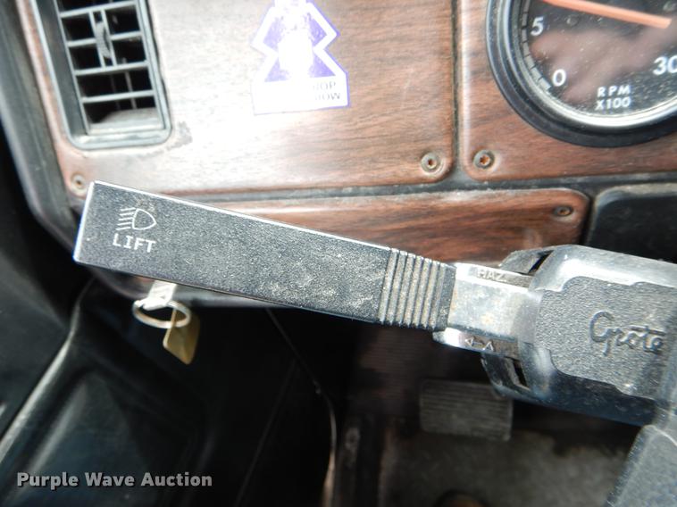 image for item DE8286 1999 Freightliner FLD semi truck