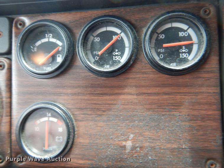 image for item DE8286 1999 Freightliner FLD semi truck