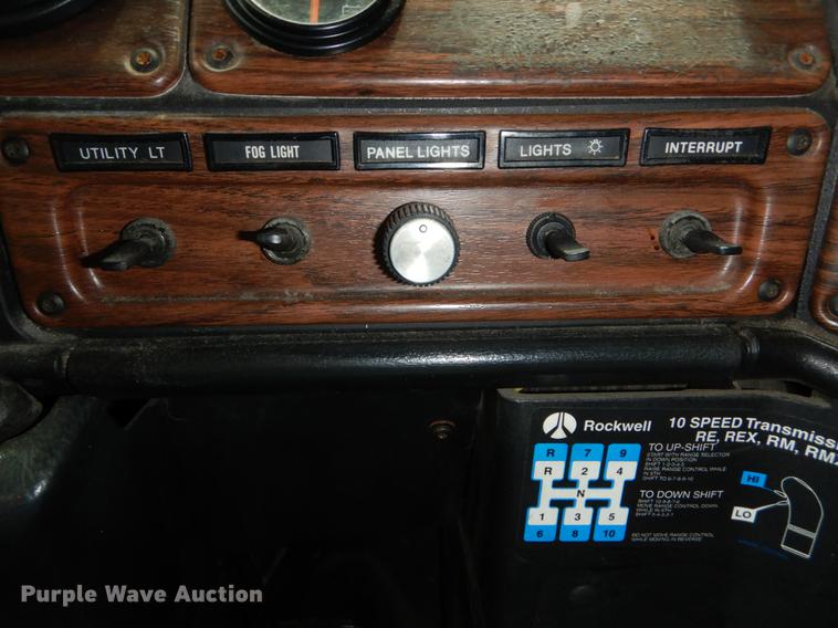 image for item DE8286 1999 Freightliner FLD semi truck