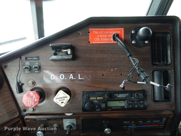 image for item DE8286 1999 Freightliner FLD semi truck