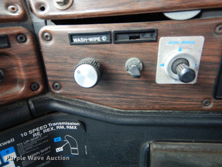 image for item DE8286 1999 Freightliner FLD semi truck