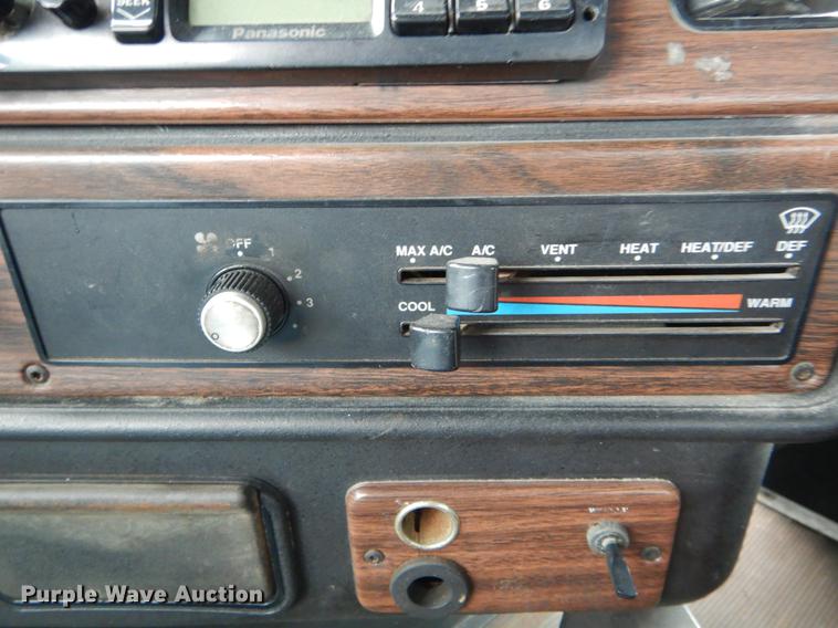 image for item DE8286 1999 Freightliner FLD semi truck