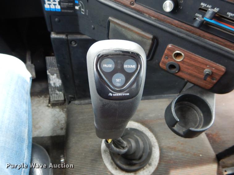 image for item DE8286 1999 Freightliner FLD semi truck