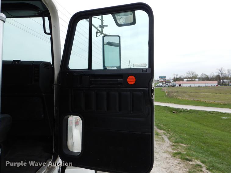 image for item DE8286 1999 Freightliner FLD semi truck