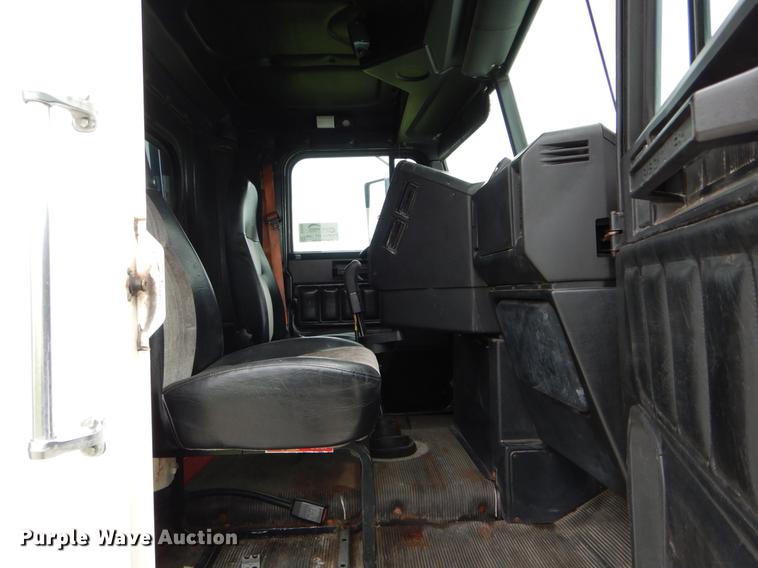 image for item DE8286 1999 Freightliner FLD semi truck