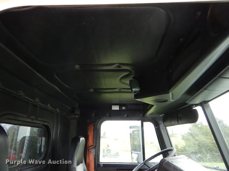 image for item DE8286 1999 Freightliner FLD semi truck