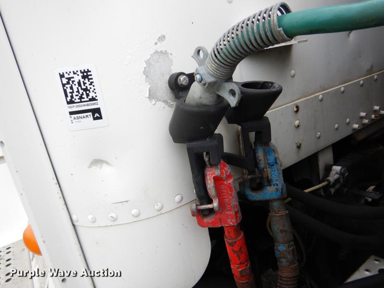 image for item DE8286 1999 Freightliner FLD semi truck