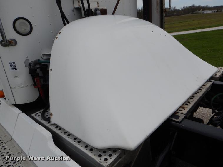 image for item DE8286 1999 Freightliner FLD semi truck