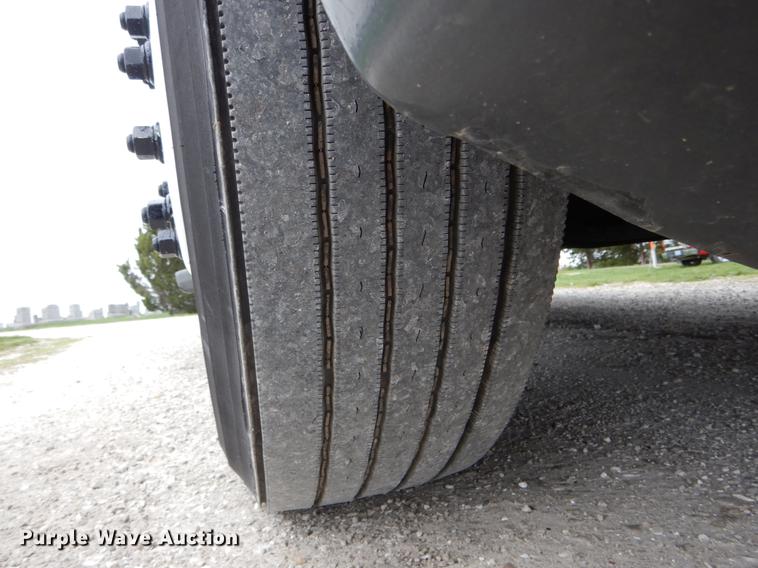 image for item DE8286 1999 Freightliner FLD semi truck