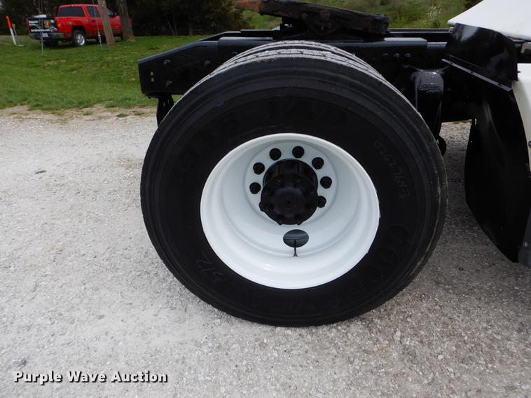 image for item DE8286 1999 Freightliner FLD semi truck