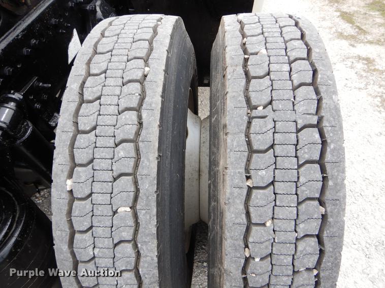 image for item DE8286 1999 Freightliner FLD semi truck