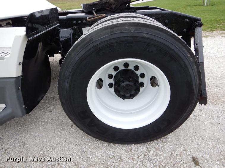 image for item DE8286 1999 Freightliner FLD semi truck