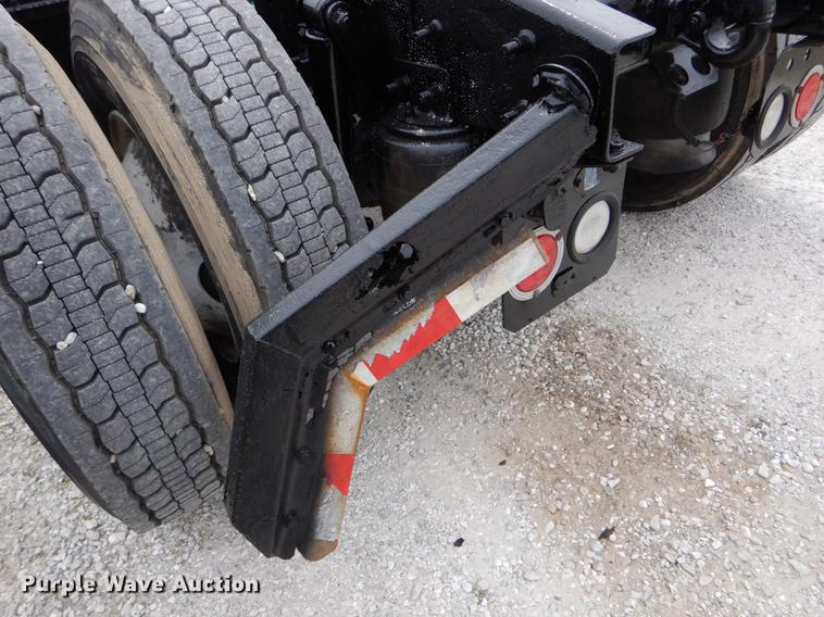 image for item DE8286 1999 Freightliner FLD semi truck