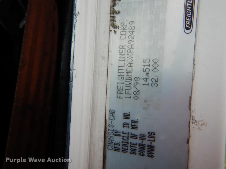 image for item DE8286 1999 Freightliner FLD semi truck