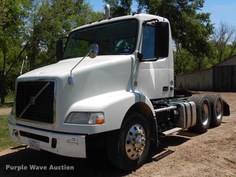 image for item DE8546 2012 Volvo VNM62T200 semi truck