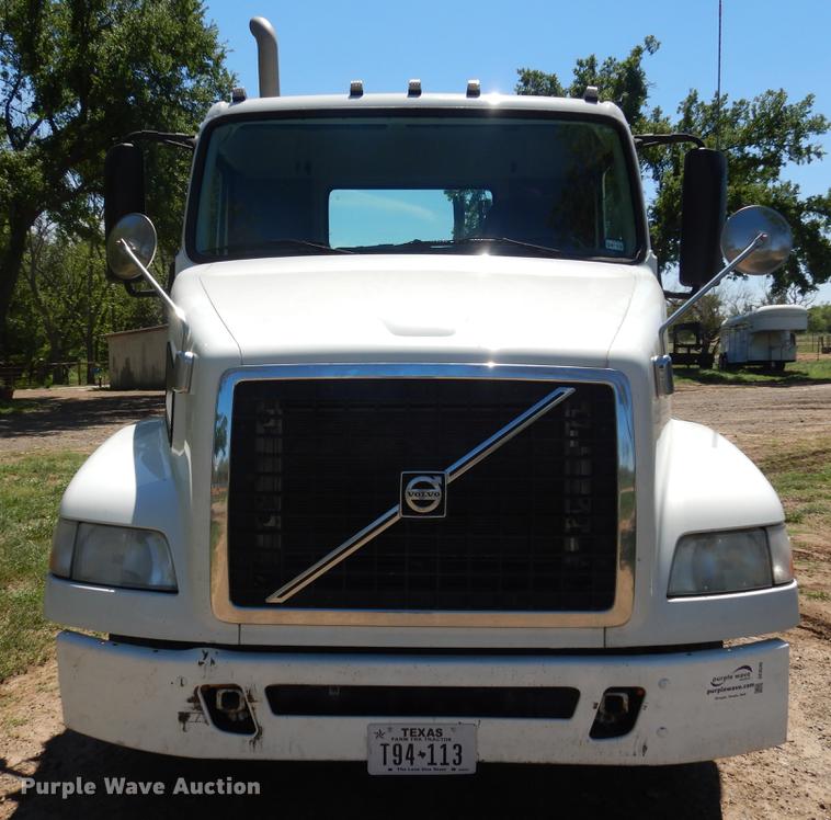 image for item DE8546 2012 Volvo VNM62T200 semi truck